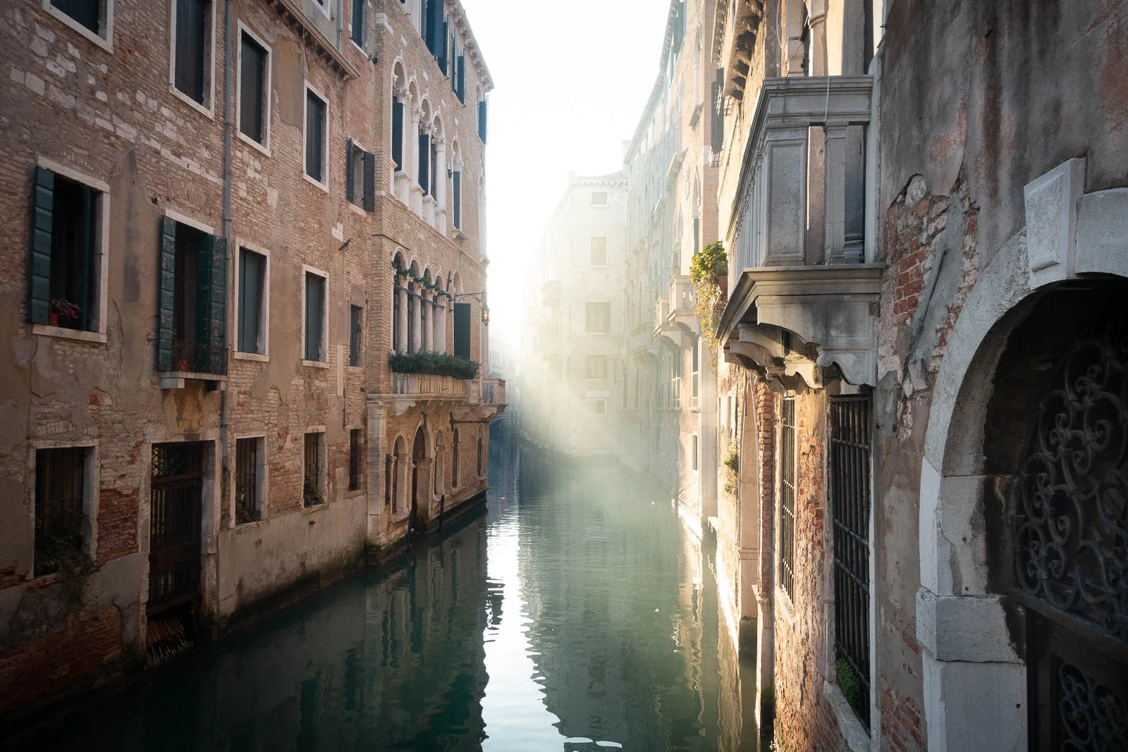 Venedig: Kanal im Morgenlicht