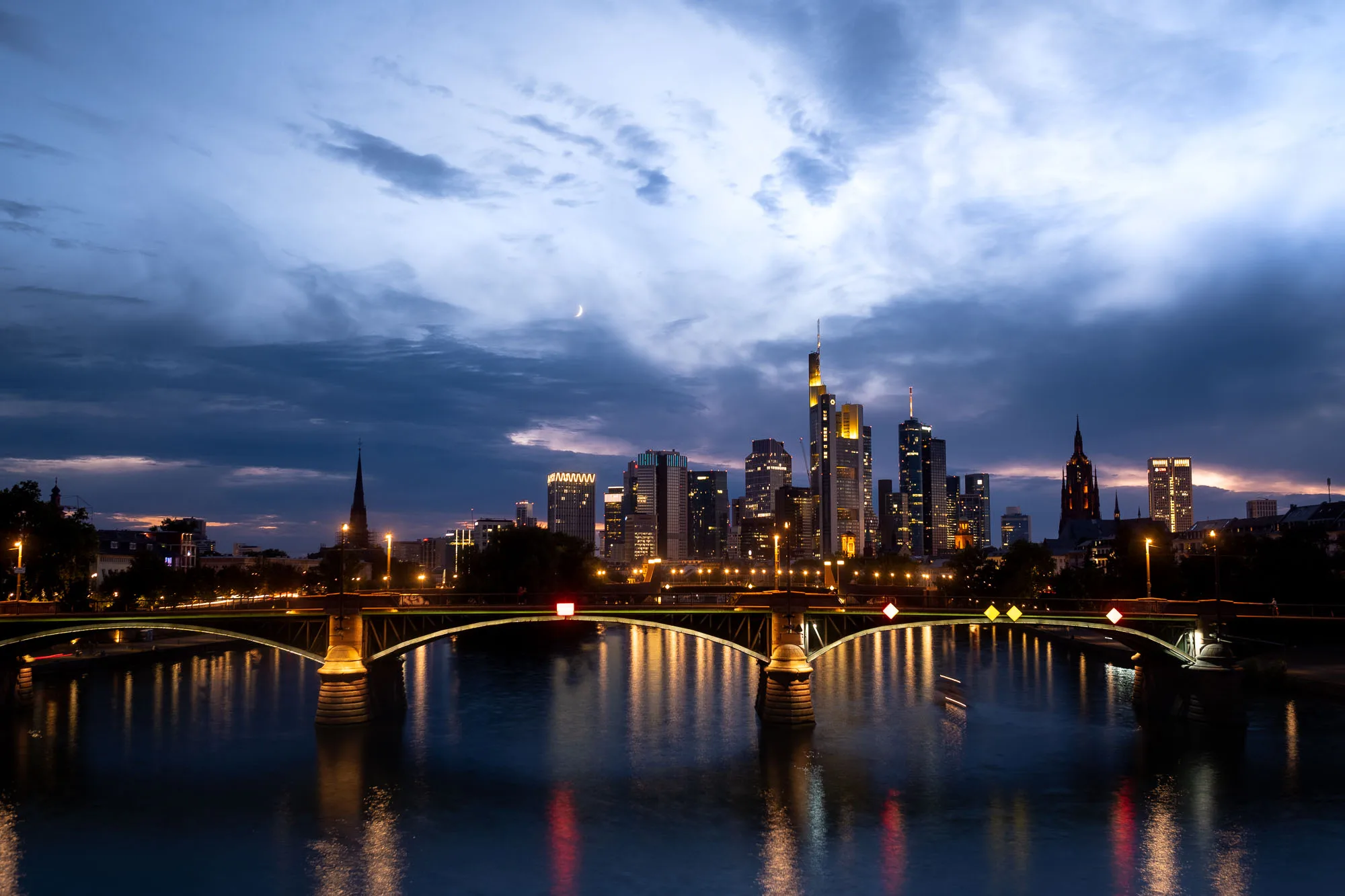 City - Lights: Skyline Frankfurt nach Sonnenuntergang zur Blauen Stunde
